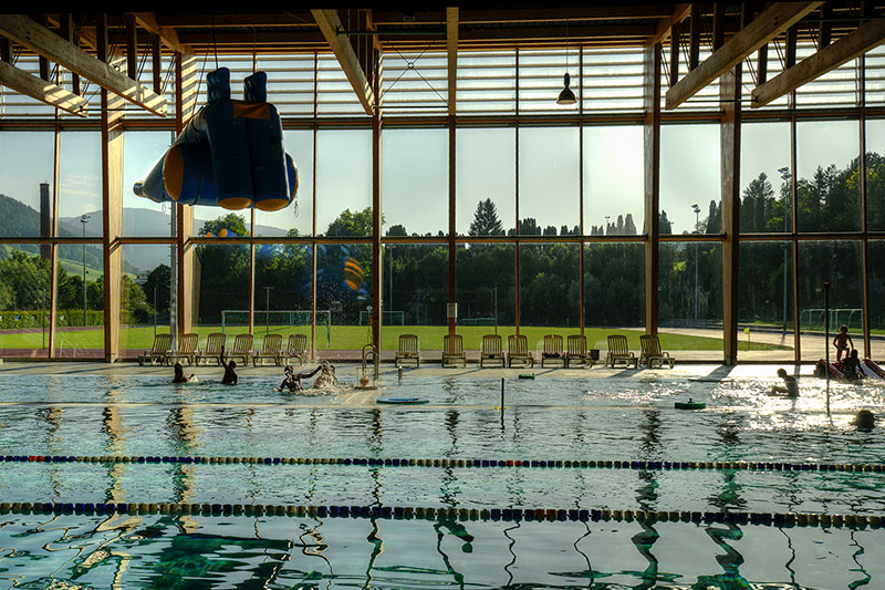 Piscine intérieure avec vue sur l'exétireur